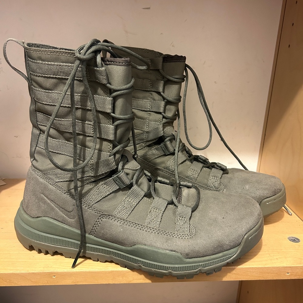 Nike Men's Boots in Olive Green